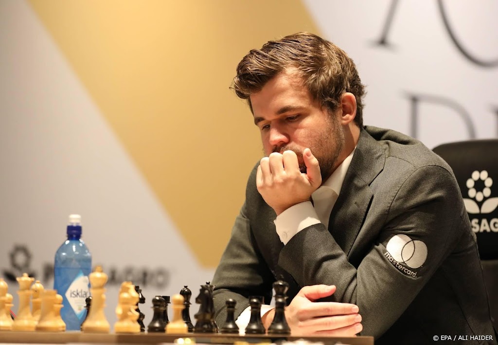 Schaker Carlsen boekt eerste zege in WK-tweekamp