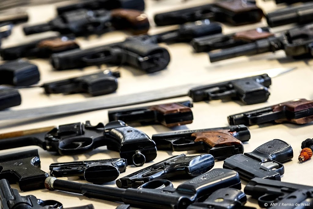 Politie doet 12 invallen en vindt wapenarsenaal