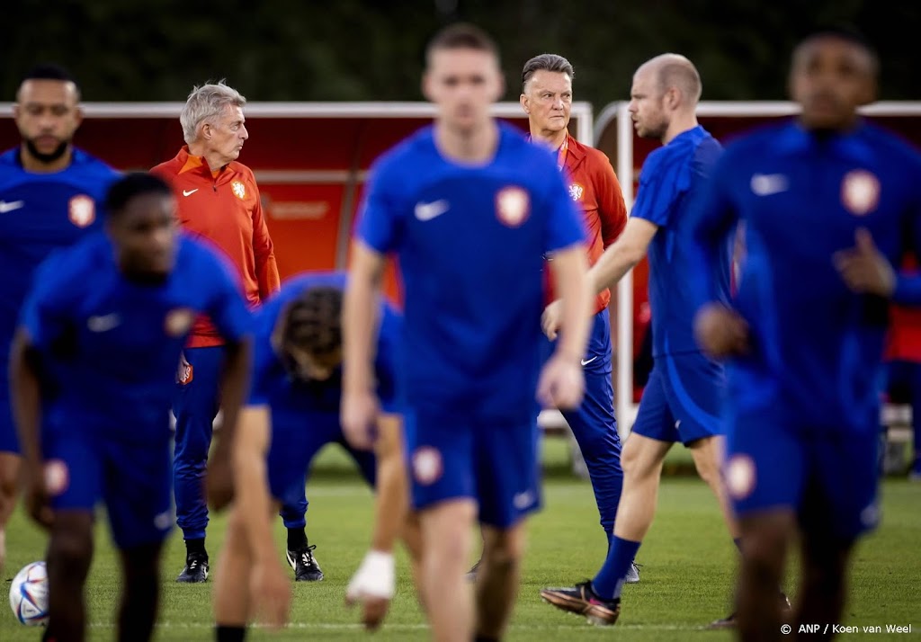 Van Gaal evenaart Advocaat en begint aan 62e interland