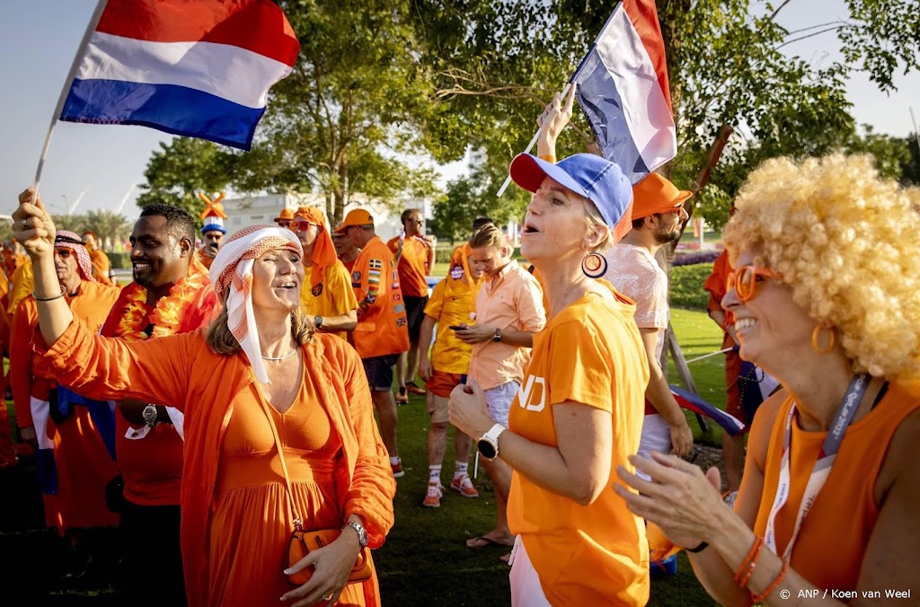 Kleine groep Oranjesupporters viert feestje bij Khalifa-stadion