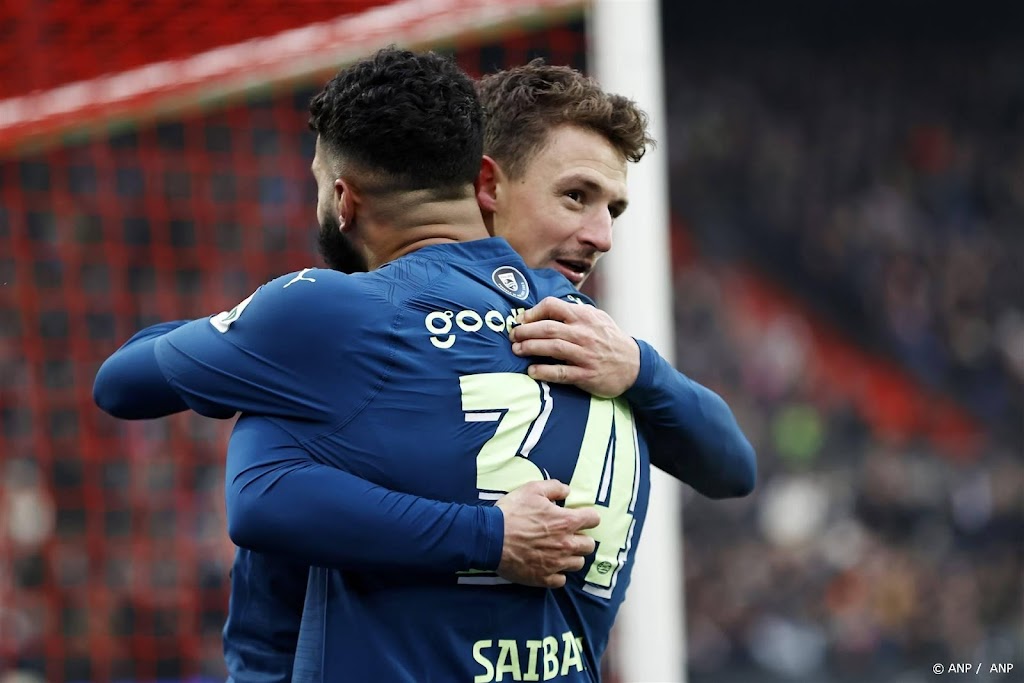 PSV klopt ook Feyenoord (1-2) en slaat in Eredivisie enorm gat