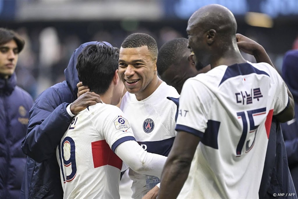 Koploper Paris Saint-Germain wint met tien man van Le Havre