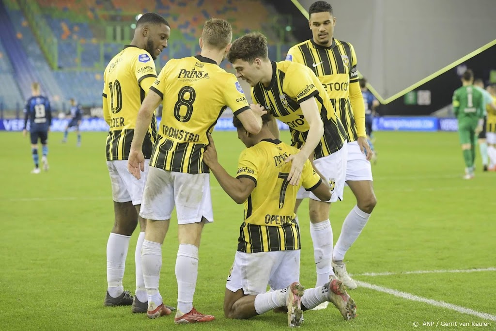 Vitesse laat grasmat in Gelredome weer vervangen