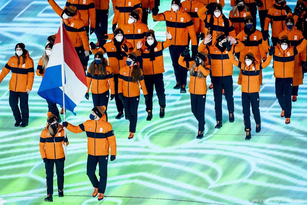 Nuis en Van Zundert dragen Nederlandse vlag Vogelnest-stadion in