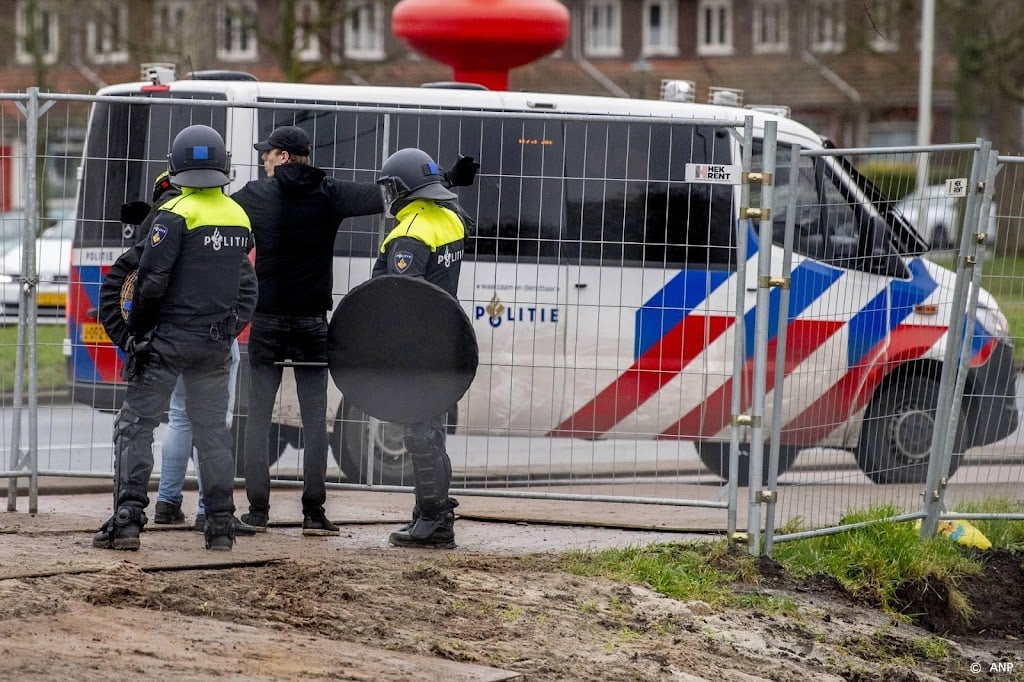 Man vast voor steen door ruit politiebusje bij Feyenoord - Ajax