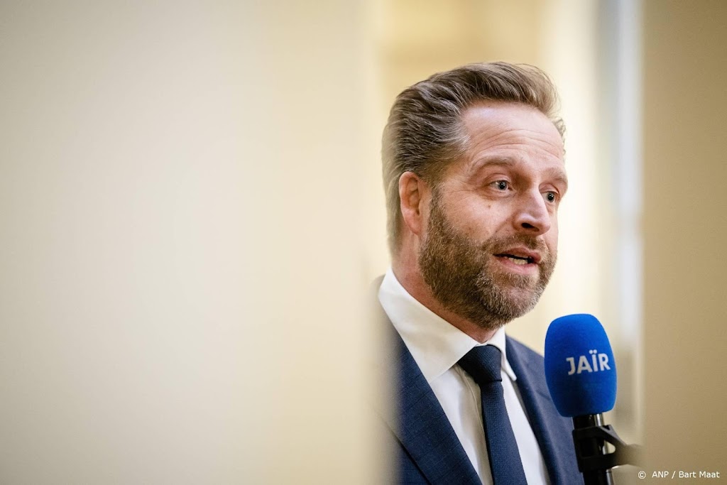Kabinet verbiedt loden leidingen voor huurwoningen en scholen