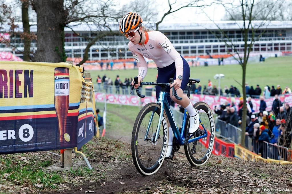 Geen WK-medaille veldrijdster Molengraaf bij junioren na pech