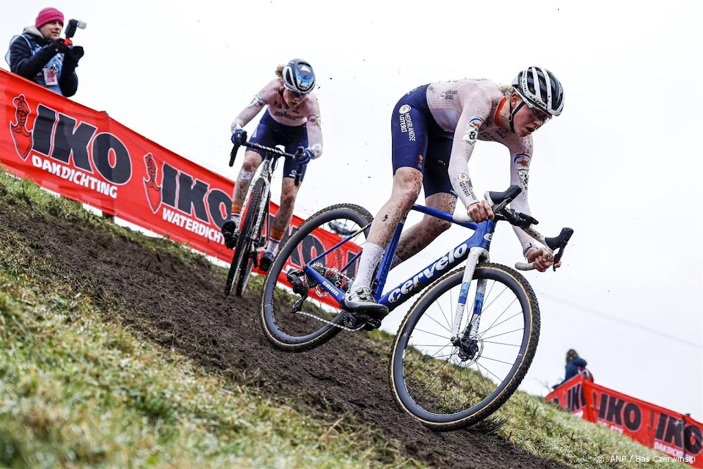 Veldrijdster Van Empel soleert naar wereldtitel in Hoogerheide