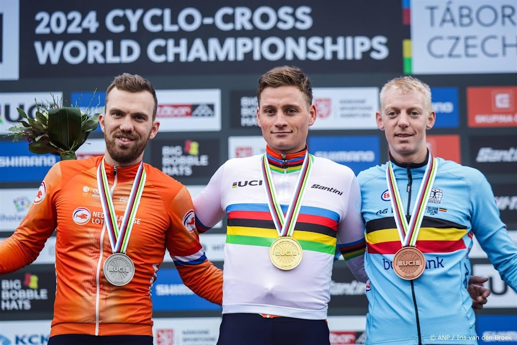 Veldrijder Nieuwenhuis overtreft eigen verwachtingen met WK-zilver