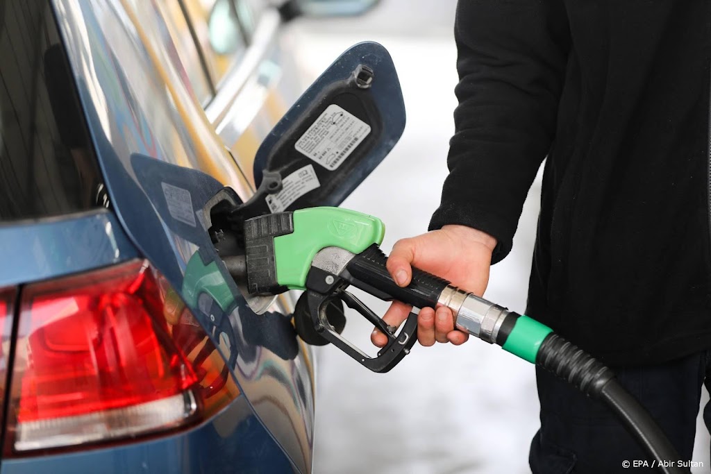 Tanken aan de pomp wordt zaterdag opnieuw fors duurder
