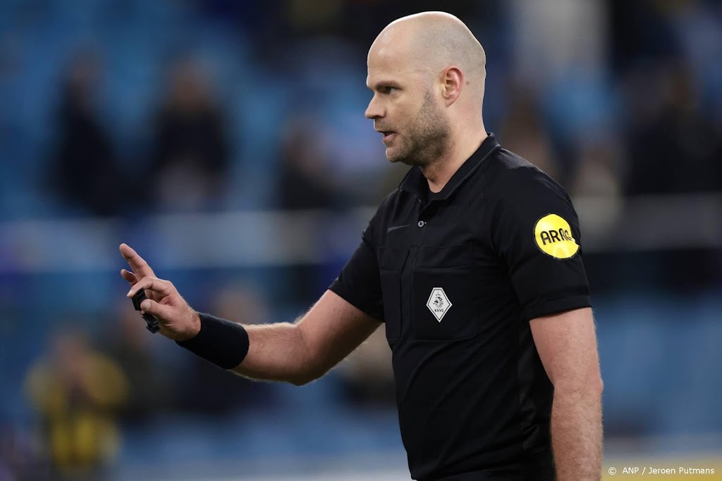 Arbiter staakt Vitesse - Sparta tijdelijk in blessuretijd