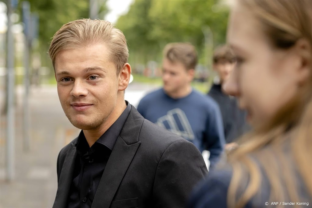 Roddelpraat-maker Dennis Schouten in gezicht gestoken
