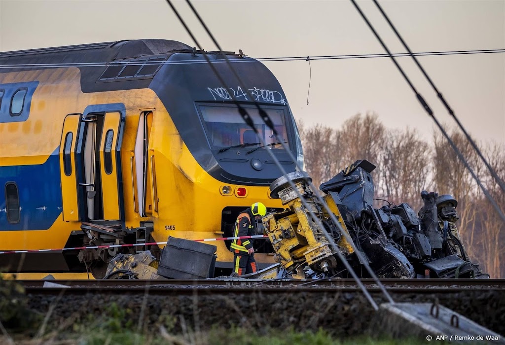 Passagierstrein en goederentrein raakten bouwkraan op spoor