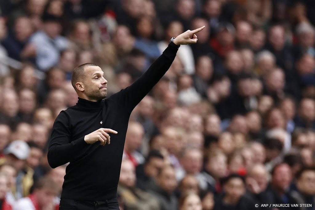 Coach Heitinga: Feyenoord is favoriet tegen Ajax