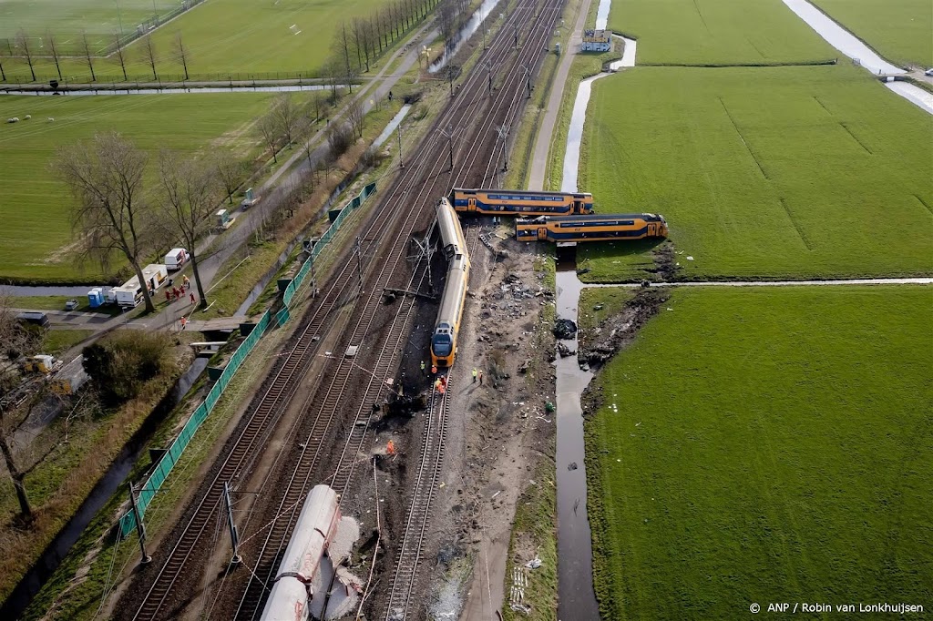 Goederentrein botste eerst op kraan, daarna ontspoorde intercity