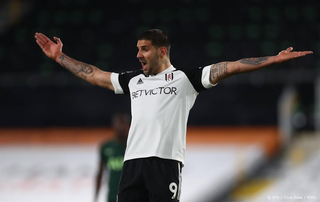 Fulham-speler Mitrovic acht duels geschorst na belagen arbiter