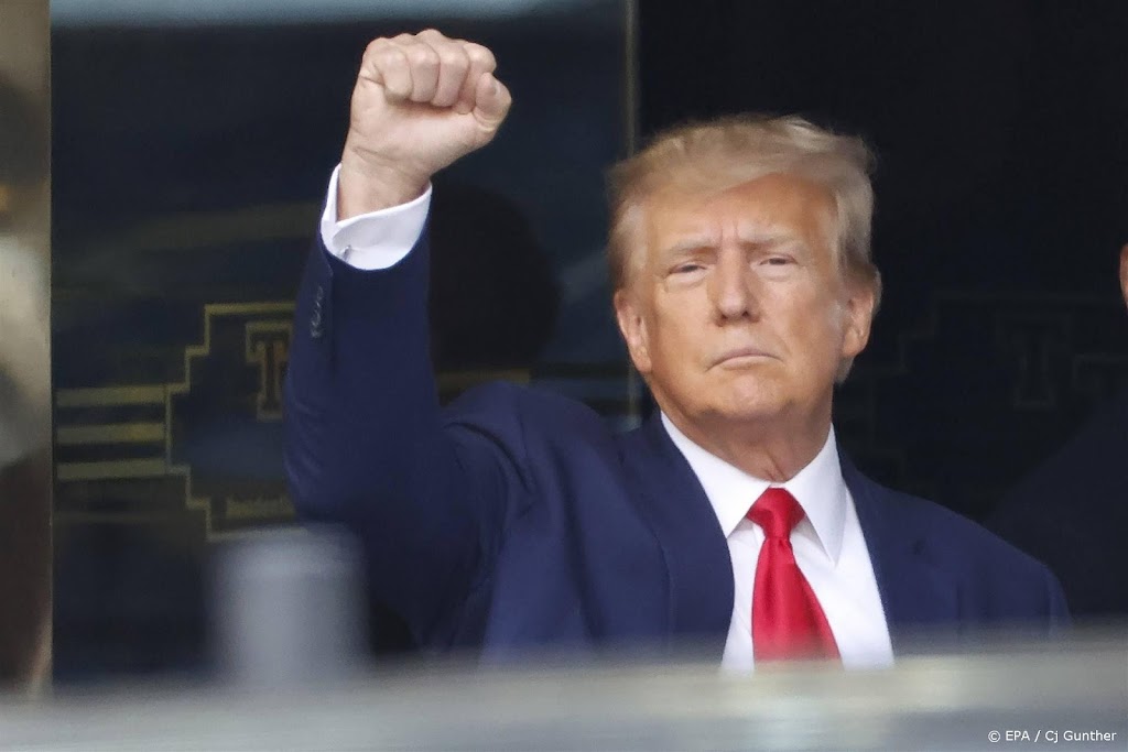 Trump arriveert voor arrestatie en voorgeleiding
