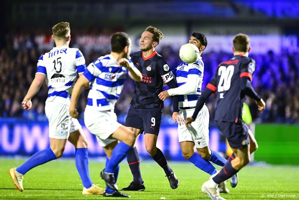 PSV-aanvoerder De Jong blij met finale