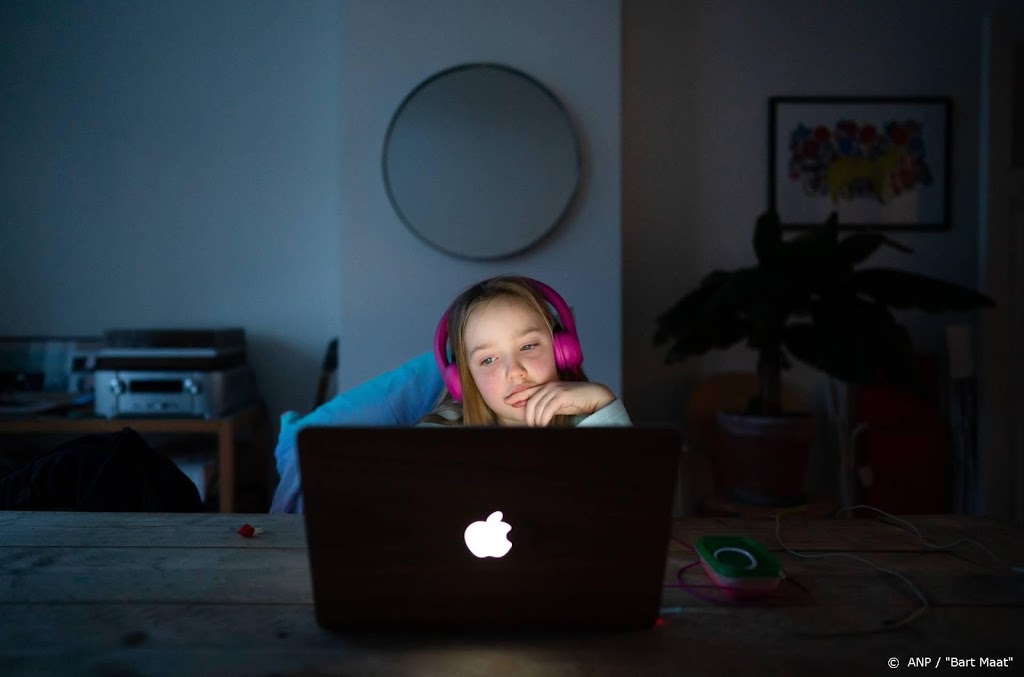 Extra laptops voor thuisonderwijs kind uit arm gezin