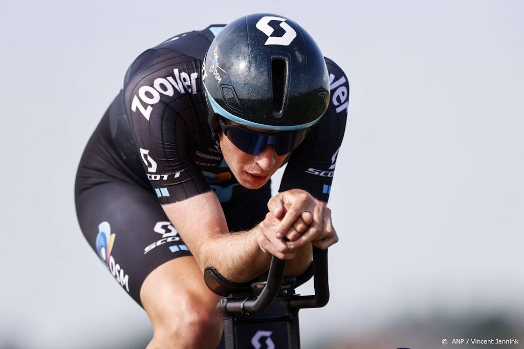 Wielertalent Arensman cijfert zich in Giro nog weg voor Bardet