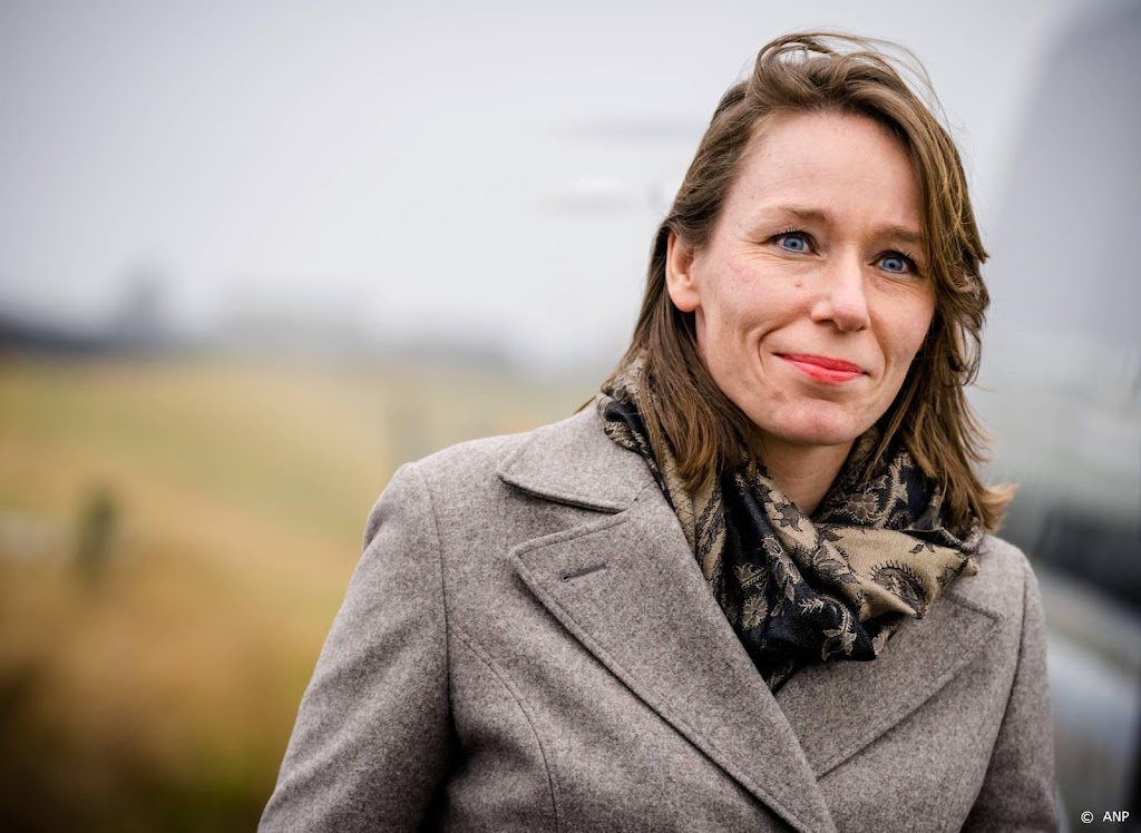 Minister Bruins Slot herdenkt oorlogsslachtoffers Ereveld Loenen