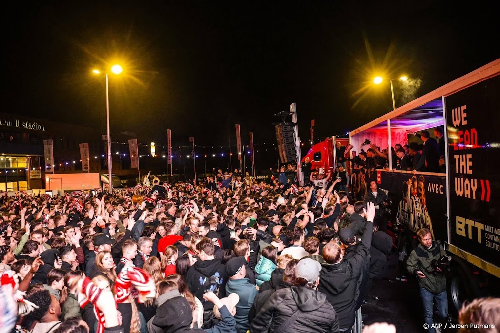 Spelers Willem II feestelijk onthaald in Tilburg