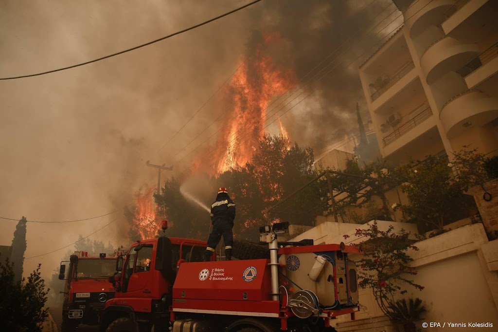 Natuurbrand ten zuiden van Athene jaagt mensen huis uit