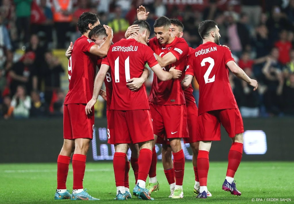 Voetballer Kadioglu debuteert bij Turkije met ruime overwinning