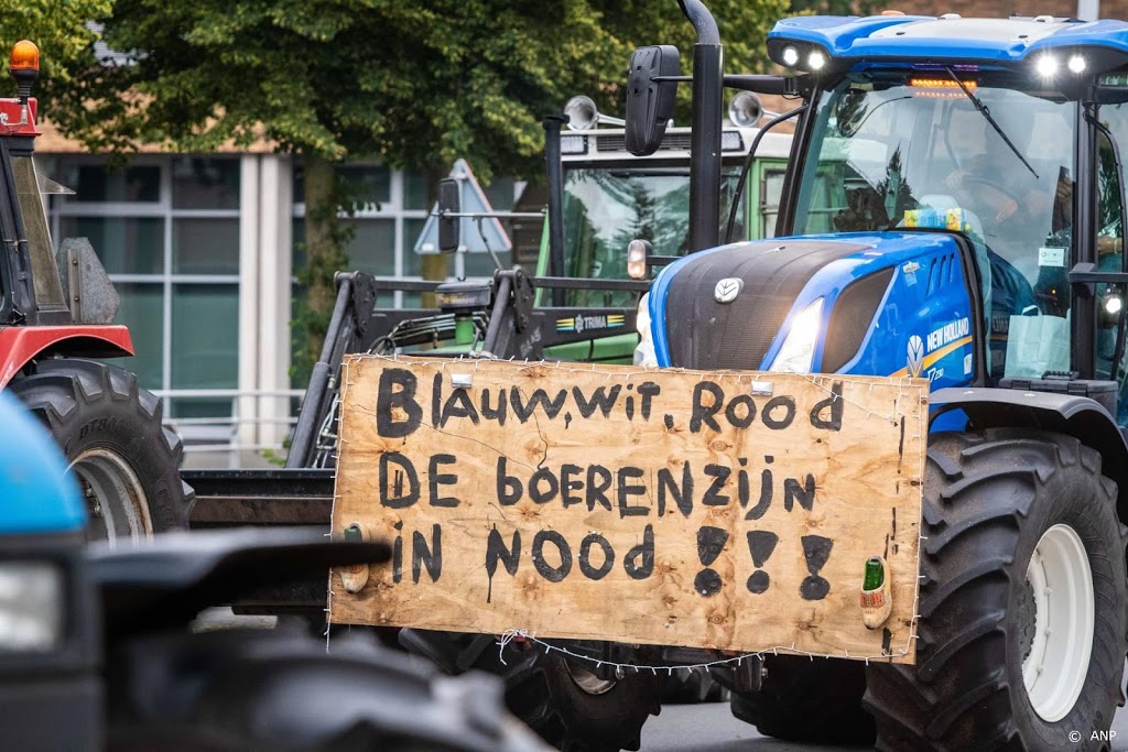 Boeren bezetten terrein hoofdkantoor Jumbo in Veghel