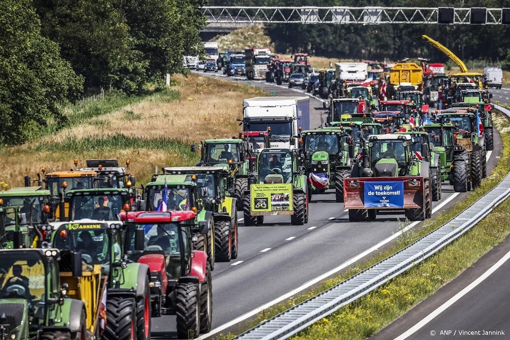 Actievoerende boeren op wegen en bij distributiecentra