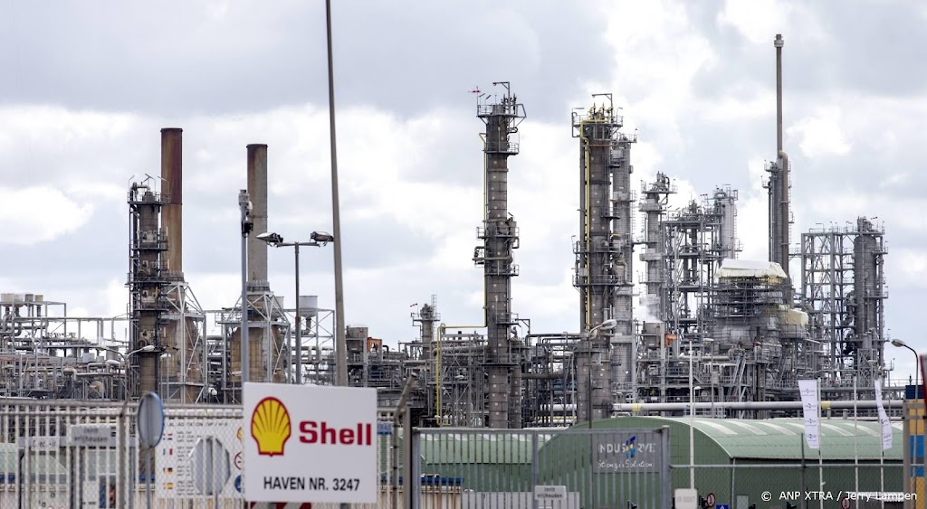 Shell aan kop op voorzichtig Damrak, vastgoed onder druk