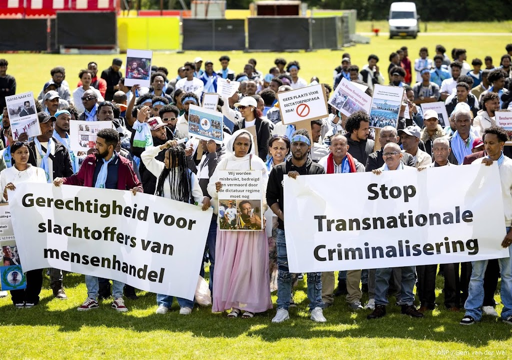 Slachtoffers mensensmokkel demonstreren bij rechtbank