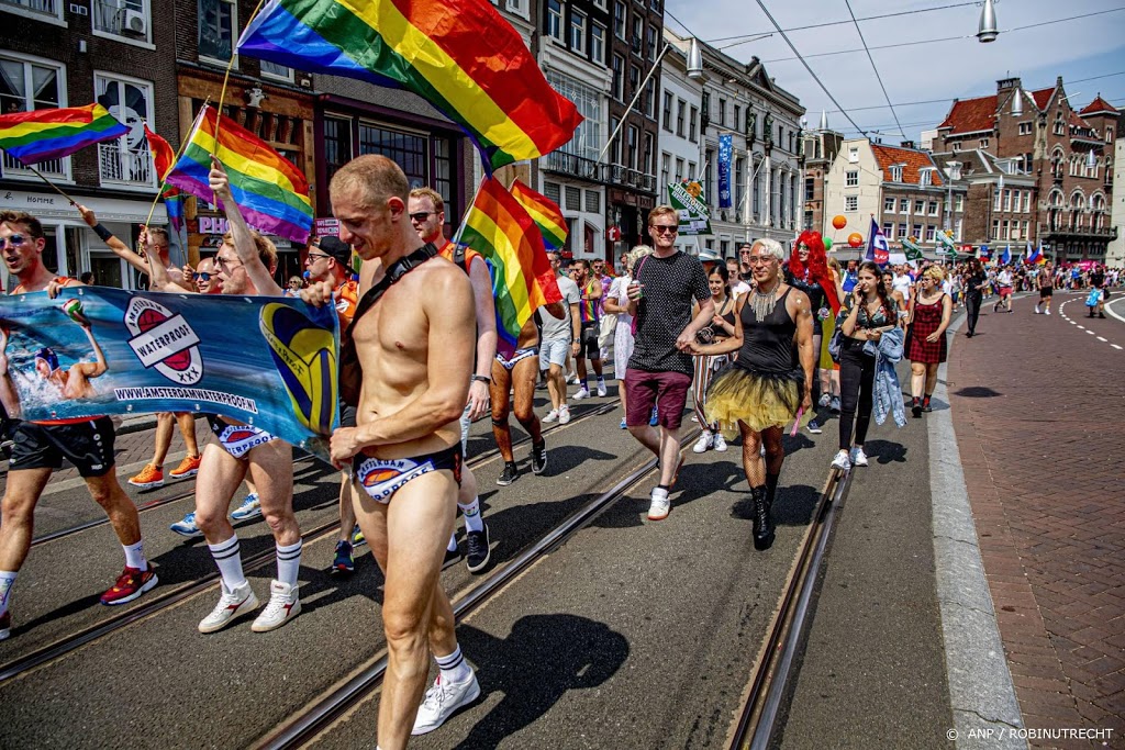 Pride Walk zaterdag van Martin Luther Kingpark naar Amsterdam CS