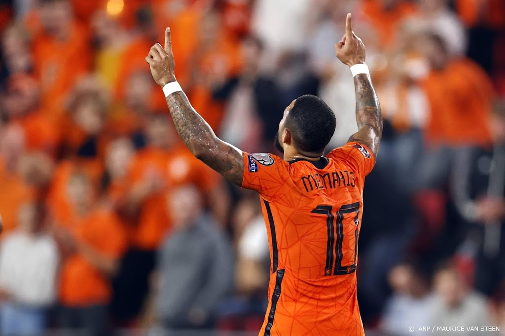 Depay brengt Oranje voor rust aan leiding tegen Montenegro