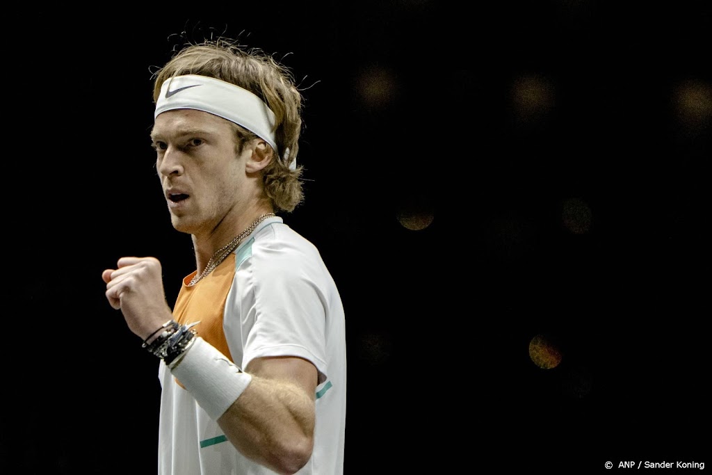Roeblev ten koste van Shapovalov naar vierde ronde US Open