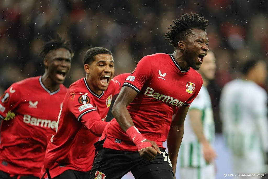 Koploper Bayer Leverkusen legt verdediger Tapsoba langer vast