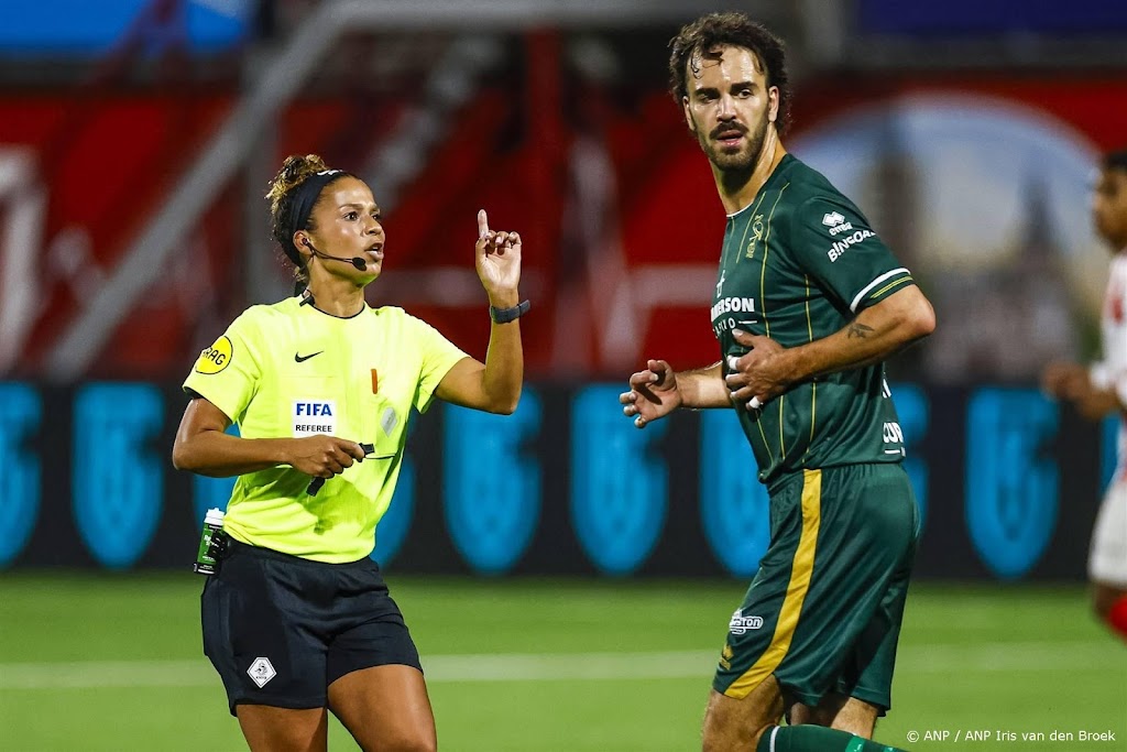 Scheidsrechter Shukrula fluit eerste duel in betaald voetbal