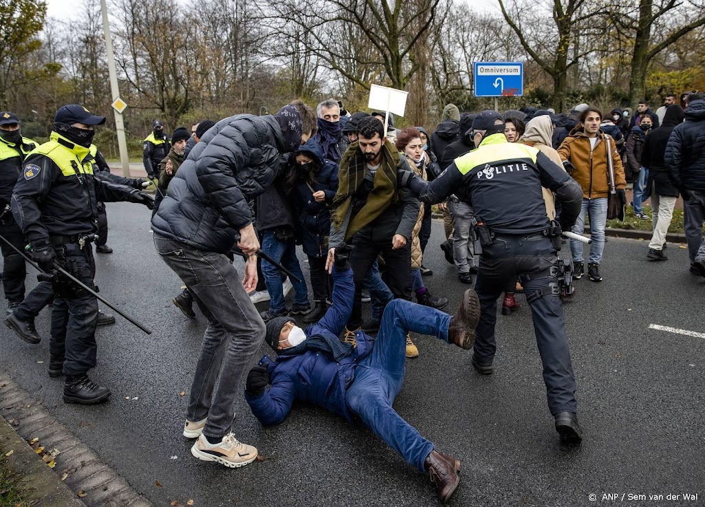 44 aangehouden demonstranten betoging OPCW-gebouw zitten nog vast