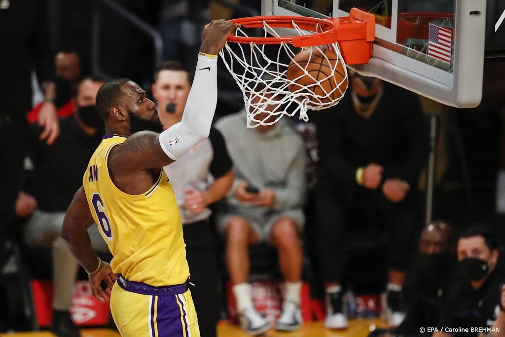Basketballer James ergert zich aan coronaprotocol
