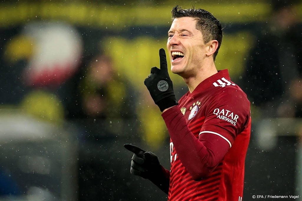 Lewandowski helpt Bayern vanaf de stip in topper langs Dortmund
