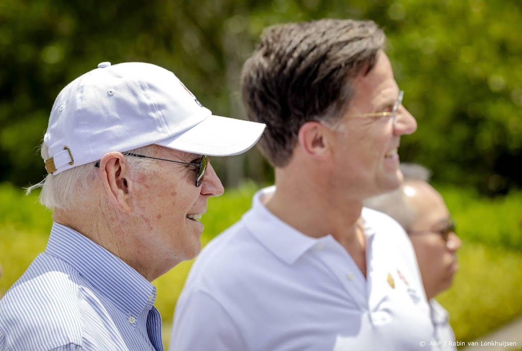 Biden grapt terug naar Rutte: shouldn't it be 'voetbal'?