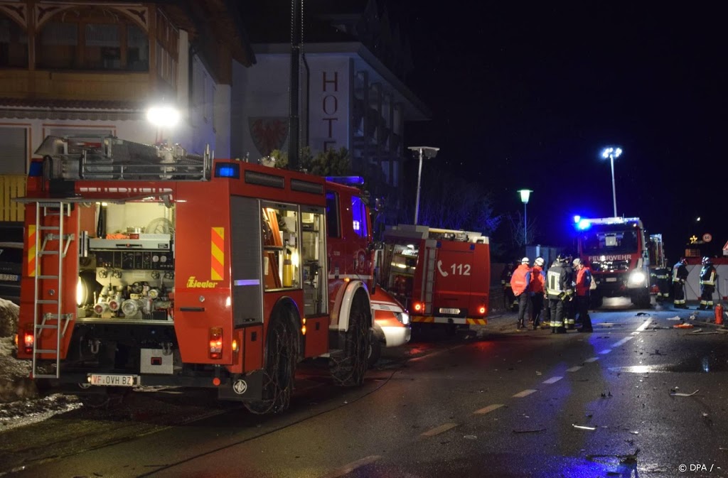 Auto rijdt in op groep mensen, zes doden
