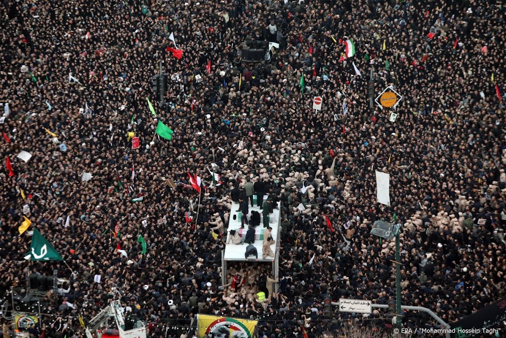 Honderdduizenden Iraniërs nemen afscheid van generaal
