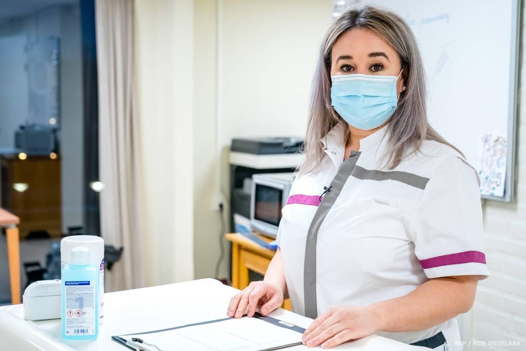 Sanna Elkadiri krijgt eerste prik vaccin: ‘Voelt enorm goed!'