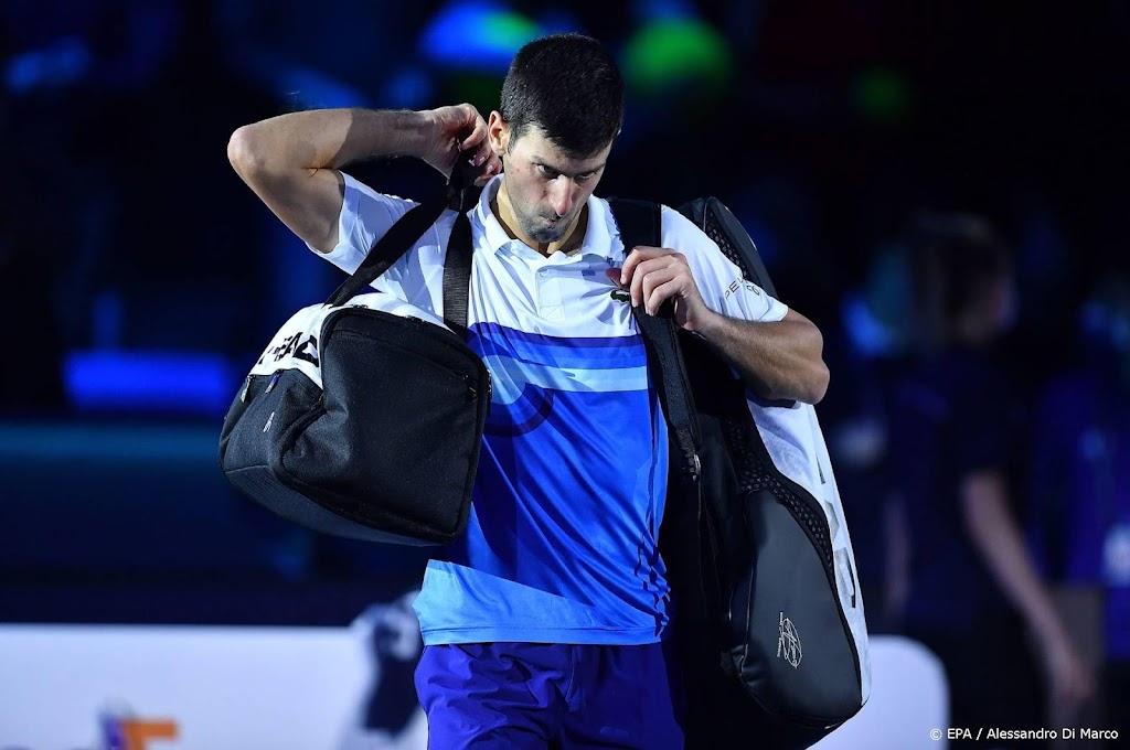 Visumproblemen houden Djokovic op vliegveld van Melbourne