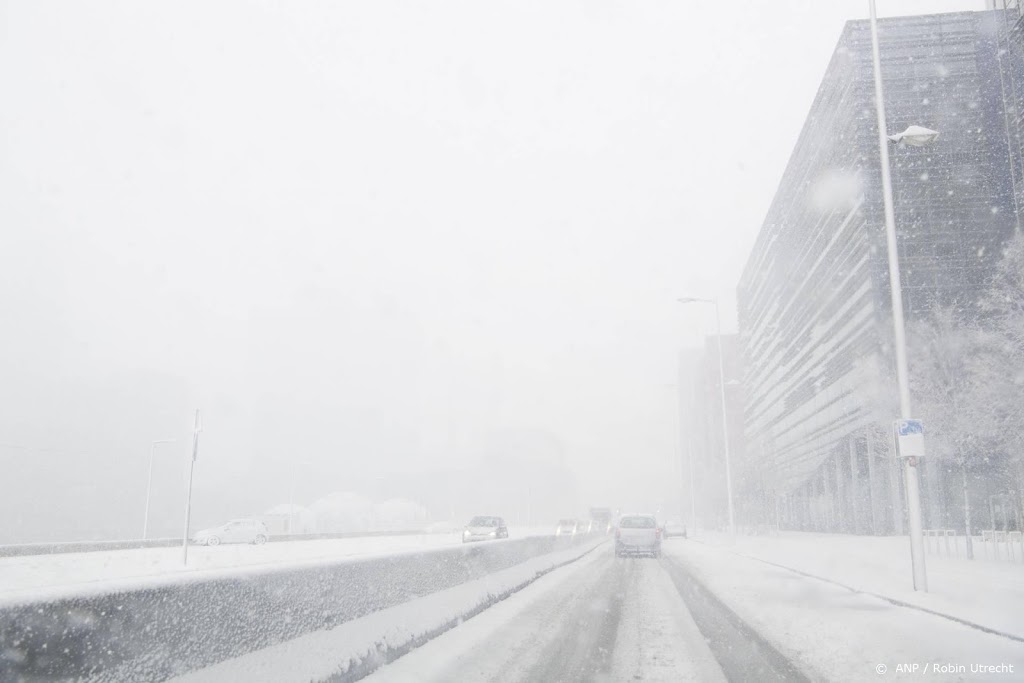 KNMI: code oranje om hevige sneeuw voor bijna hele land zondag