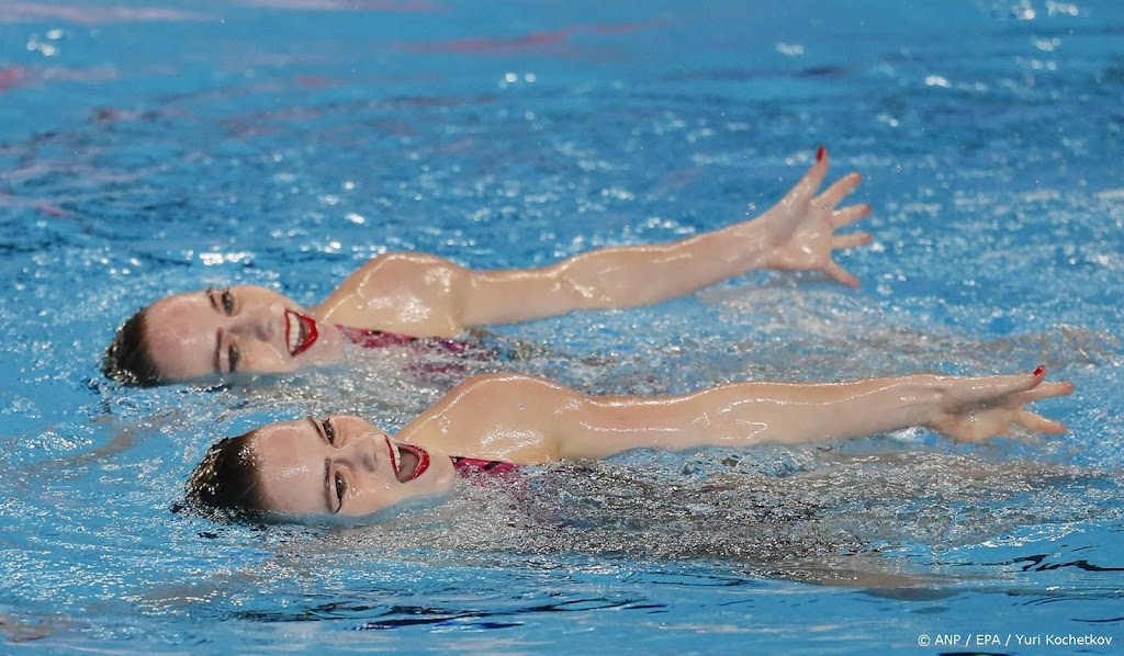 Tweelingzussen De Brouwer vierde in finale WK synchroonzwemmen