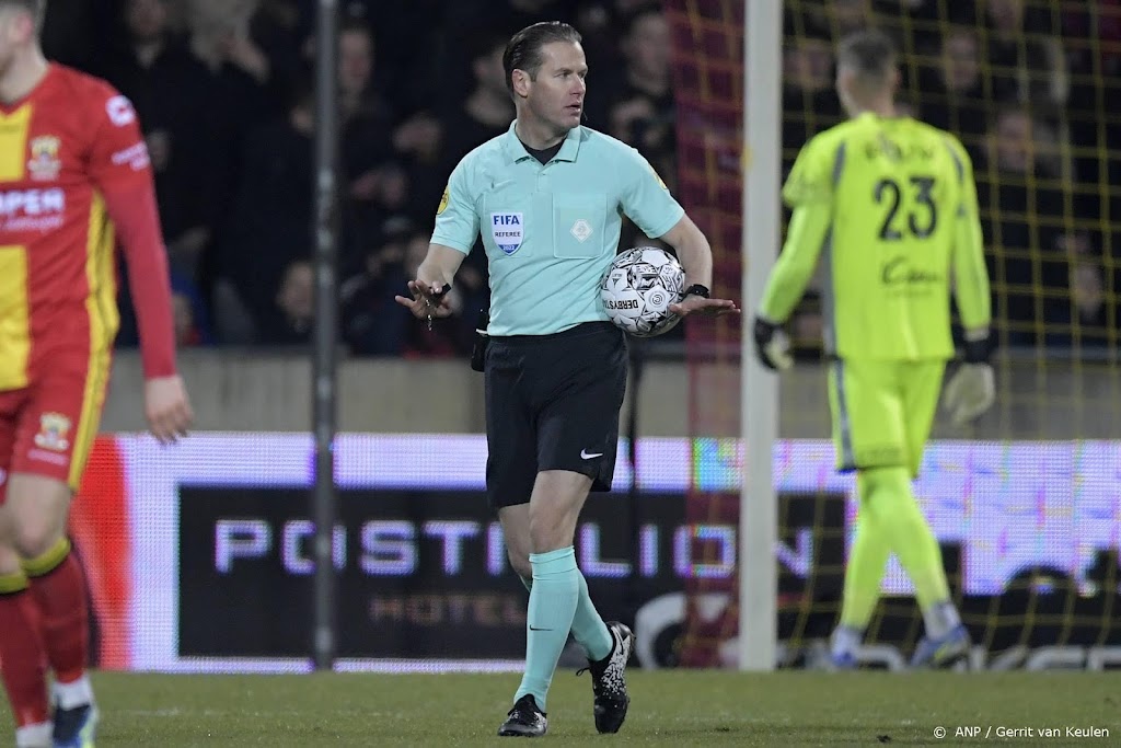 Go Ahead Eagles - FC Utrecht even onderbroken vanwege vuurwerk