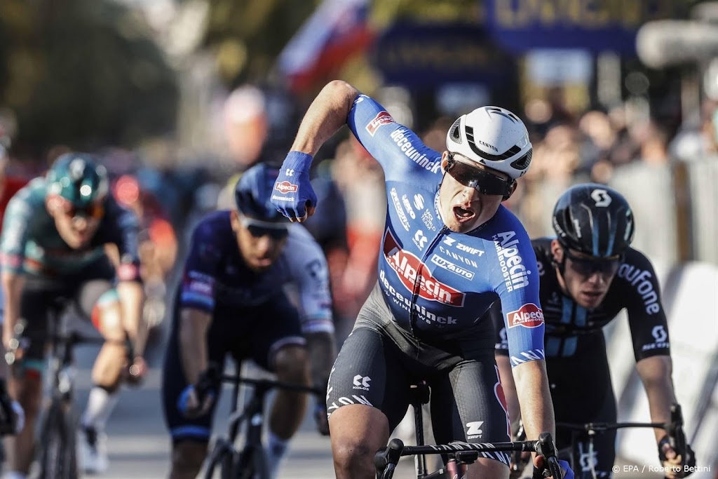 Belgische wielrenner Philipsen sprint naar zege in Scheldeprijs