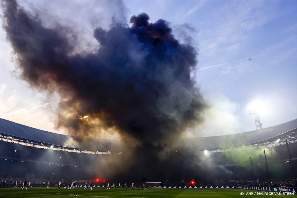 Arbiter legt duel tussen Feyenoord en Ajax stil na vuurwerk